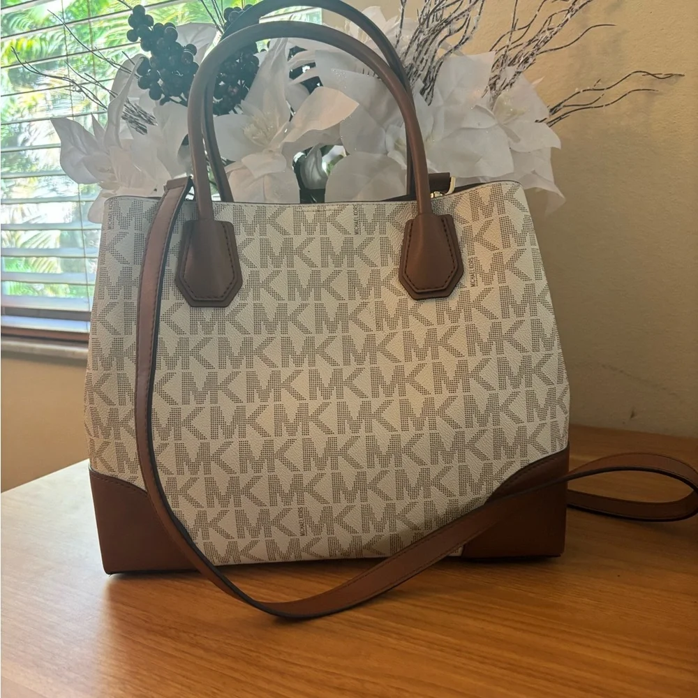 NWT Michael Kors Cream and Brown Logo Tote With Crossbody Strap - Picture 2 of 8